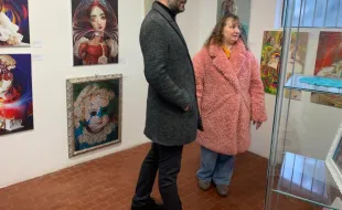 Il Sindaco Carlo Boni visita l’atelier dell’artista Emanuela Simoncini. Pontassieve, 13 febbraio 2025